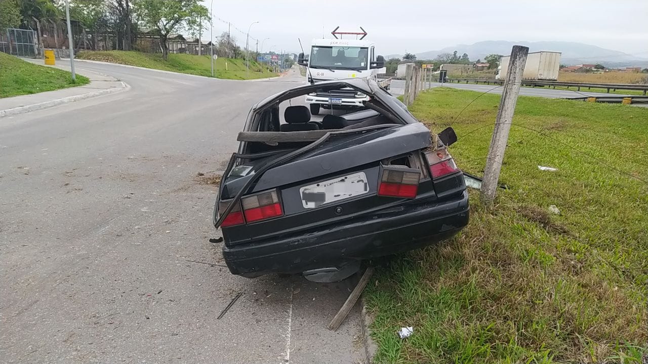 Carro Capota Na Dutra E Ocupantes Abandonam O Ve Culo Informa Cidade