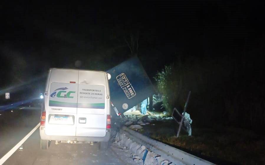 Mais Um Caminh O Tomba Na Dutra Em Pira Informa Cidade