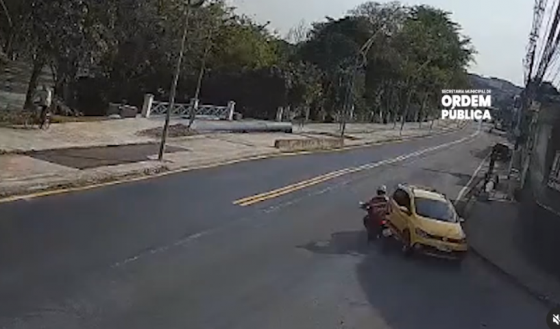 Motoboy fica ferido em acidente na Beira Rio e câmera flagra batida em