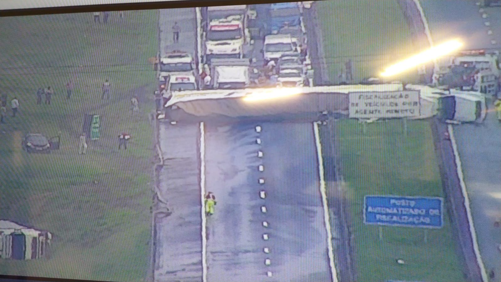 Carreta E Caminh O Tombam E Acidentes Interditam Dutra Em Resende