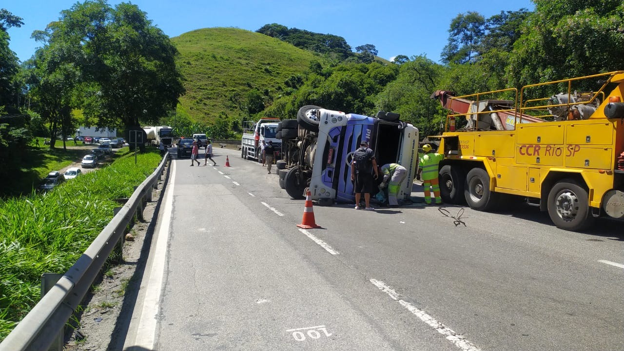 Pneu Estoura E Caminh O Tomba Na Serra Das Araras Informa Cidade