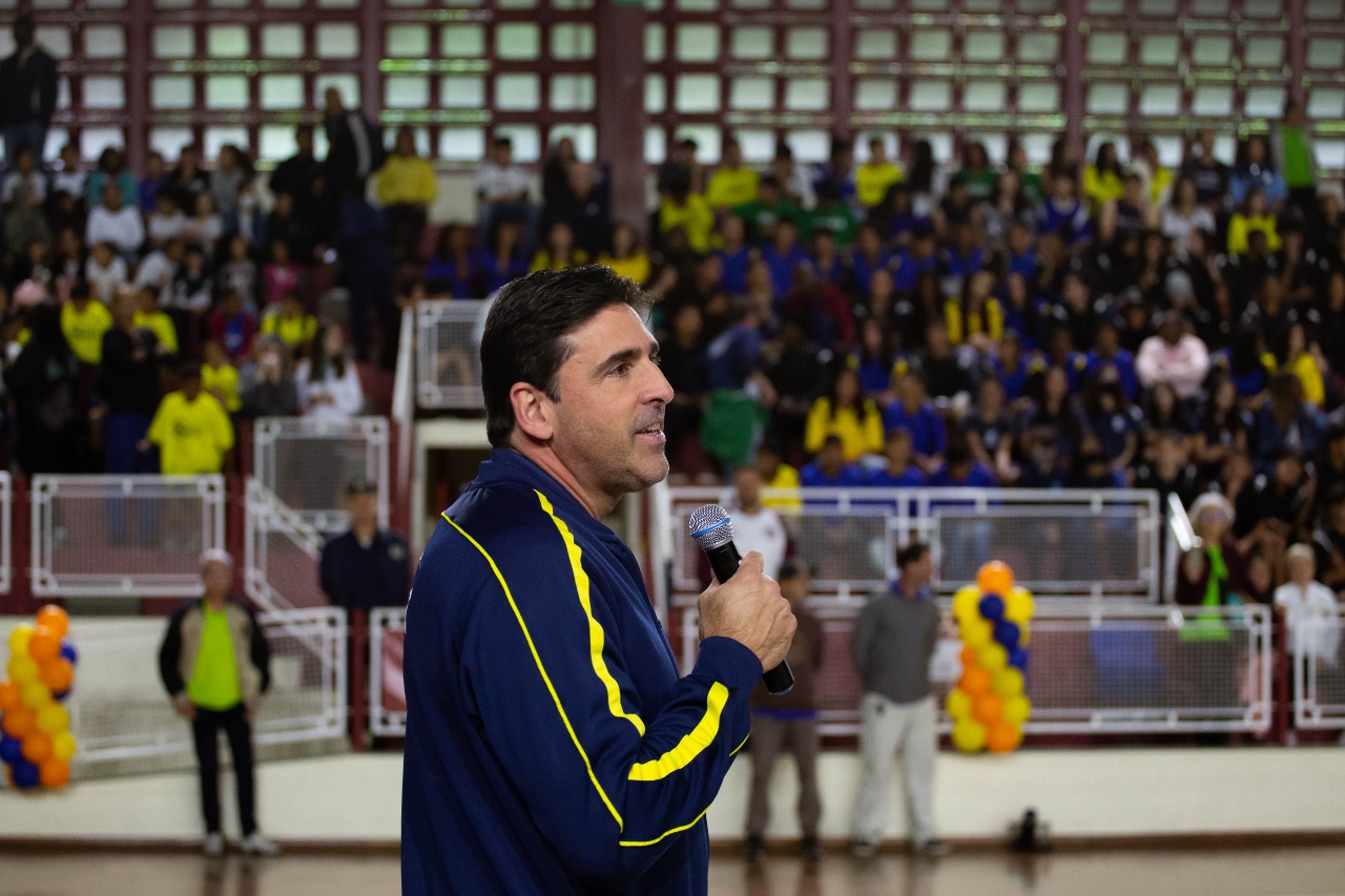 Prefeitura Municipal de Volta Redonda - Jogos Estudantis de Volta Redonda é  aberto com a participação do jogador da Seleção Brasileira de Basquete 3x3  Leandro Discreto